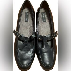 Footthrills Black leather Loafers with Strap and Rounded Toe. Women’s size 9